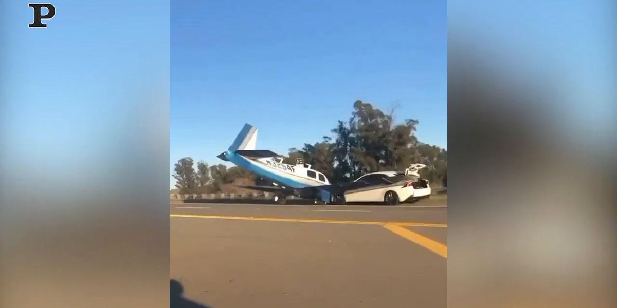 California, aereo precipita in autostrada contro un'auto | video