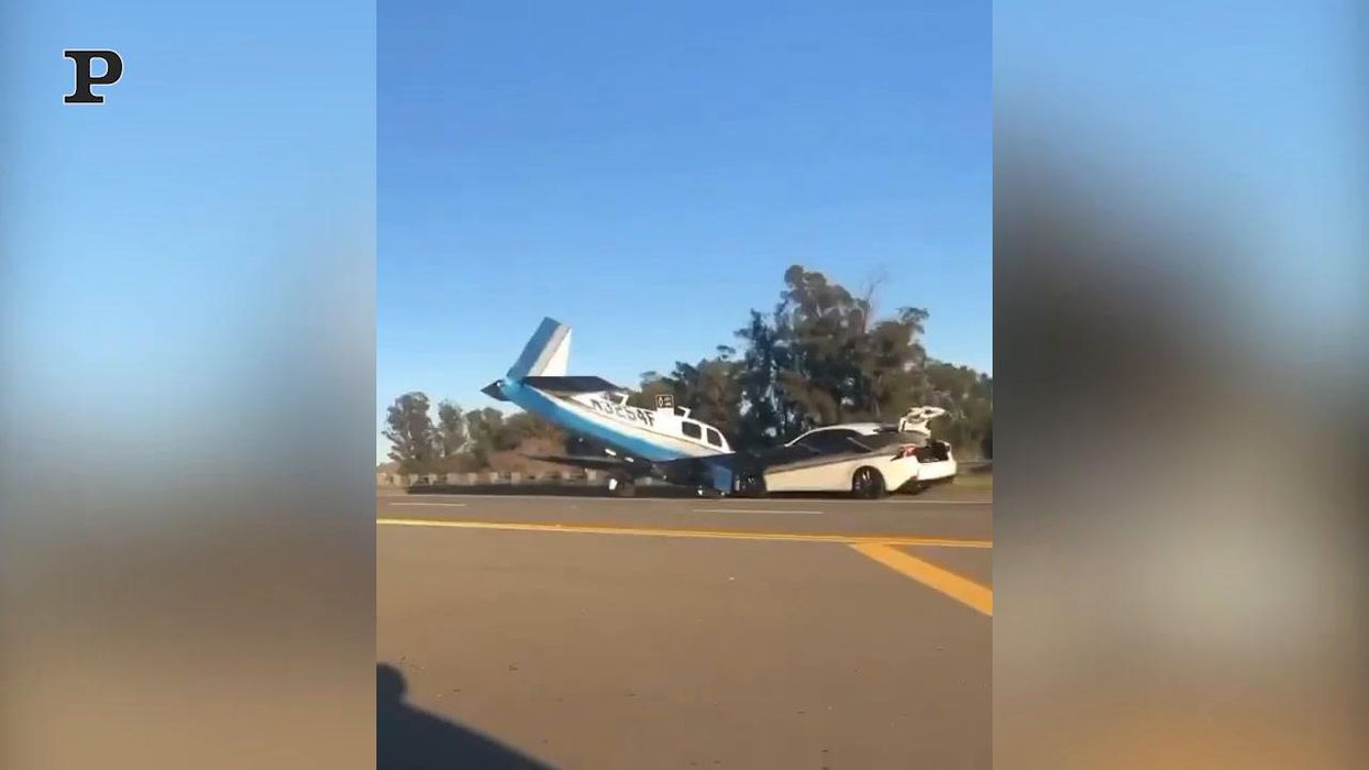 California, aereo precipita in autostrada contro un'auto | video