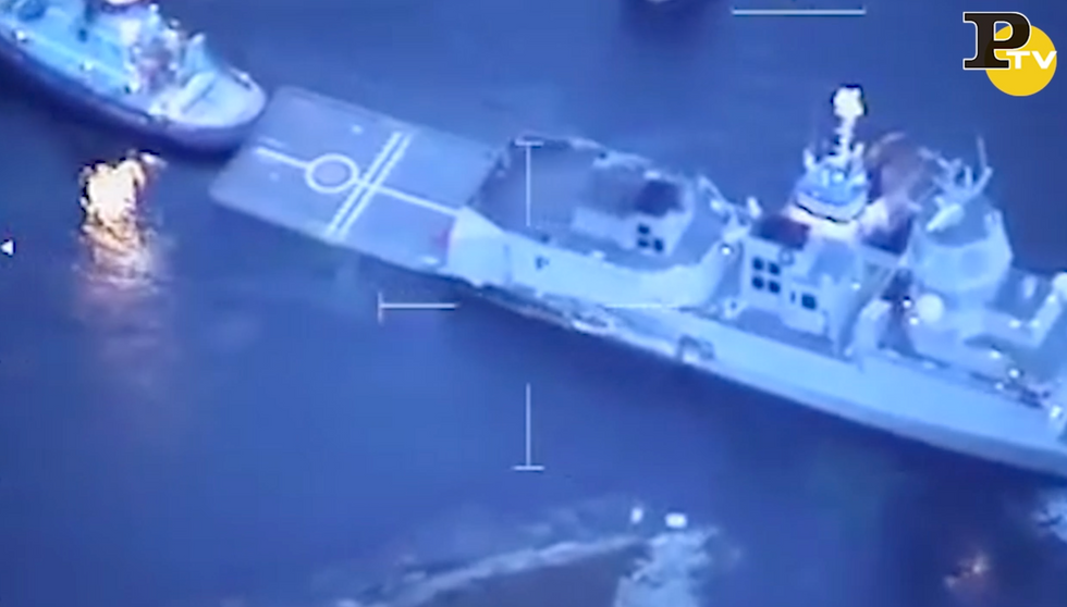 incidente fra nave militare e petroliera video