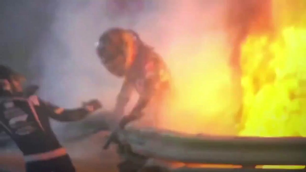 Grosjean salvo in mezzo alle fiamme dopo l'incidente in Barhain | video