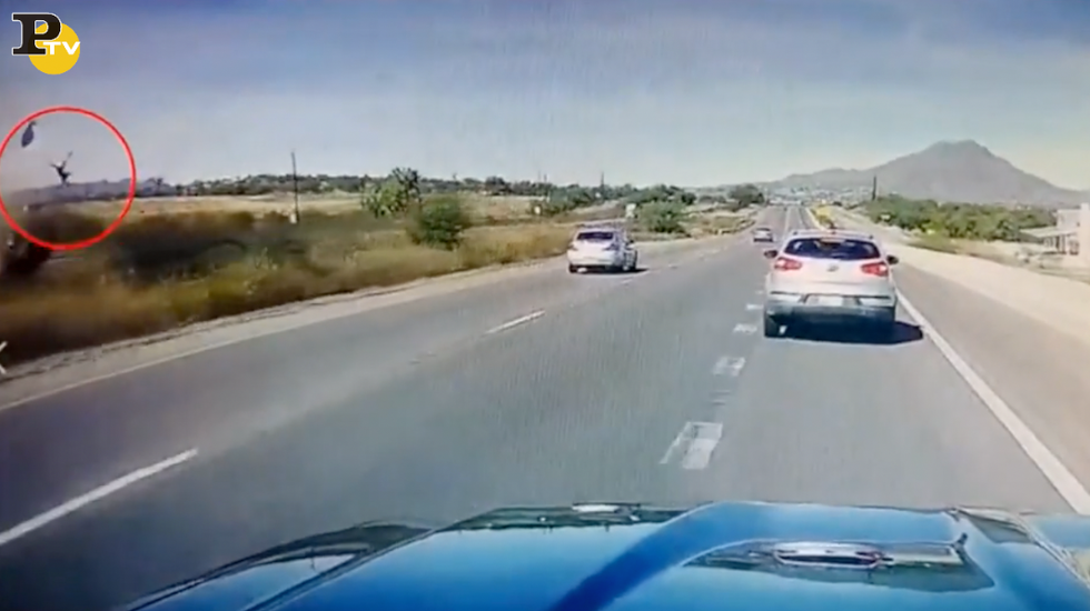 Incidente stradale Arizona donna sbalzata fuori pick up video