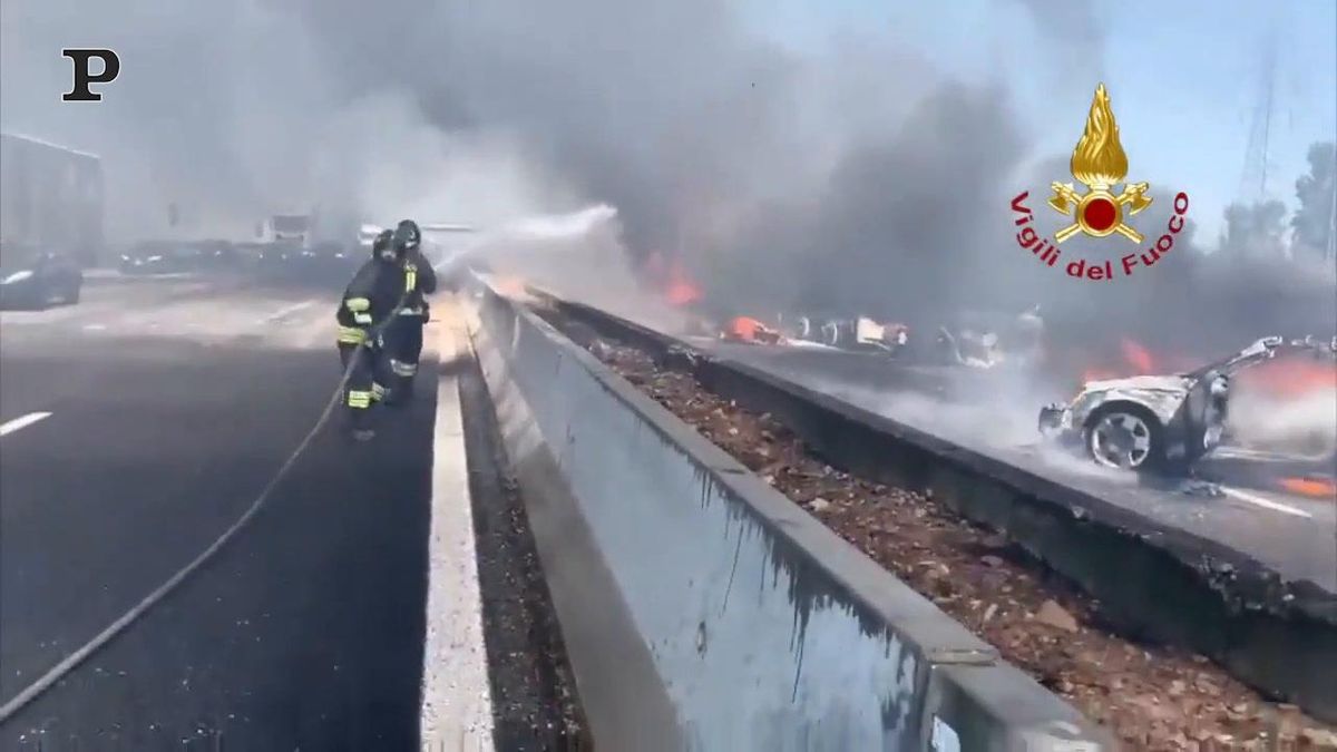 Incidente sull'A1, autocisterna in fiamme; morte due persone | video