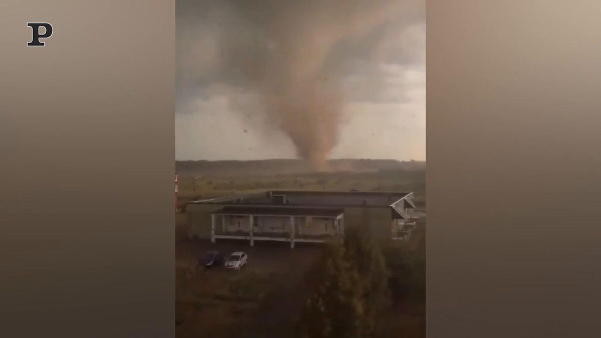 Russia, violento tornado travolge la città di Andreapol' | Video