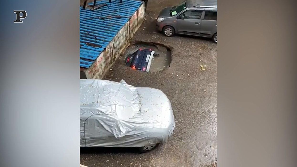 India, auto inghiottita da una voragine nel parcheggio | video