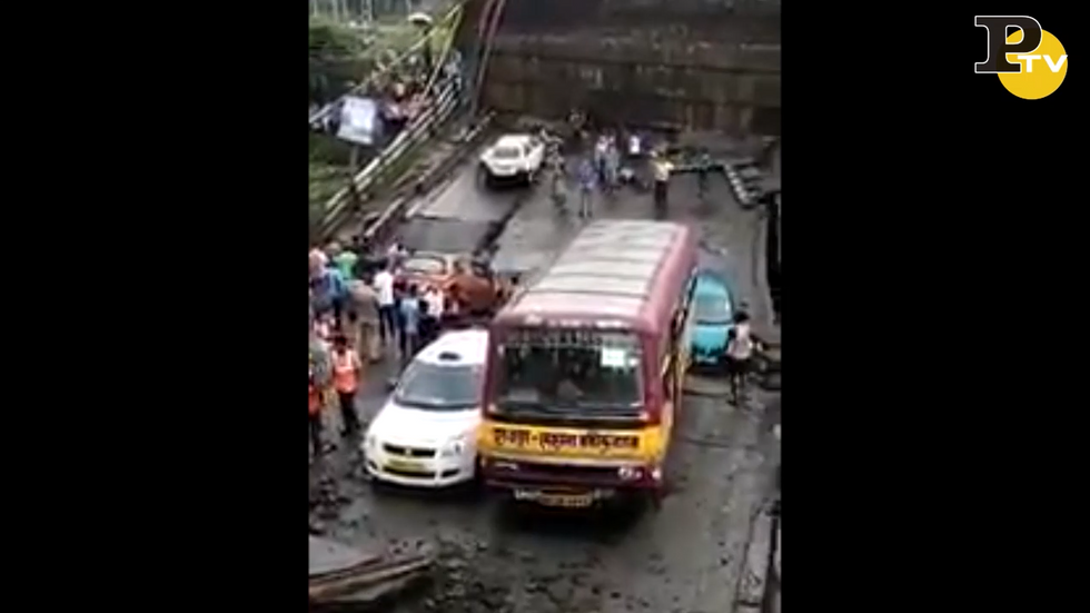 India. Crollato ponte a Calcutta video