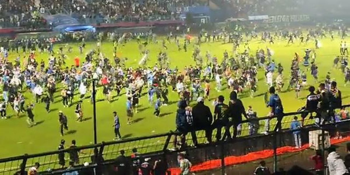 Incidenti allo stadio in Indonesia: 174 morti I video