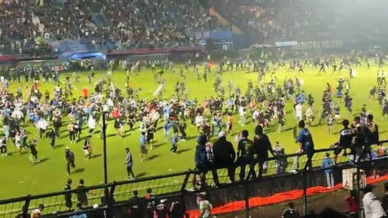 Incidenti allo stadio in Indonesia: 174 morti I video