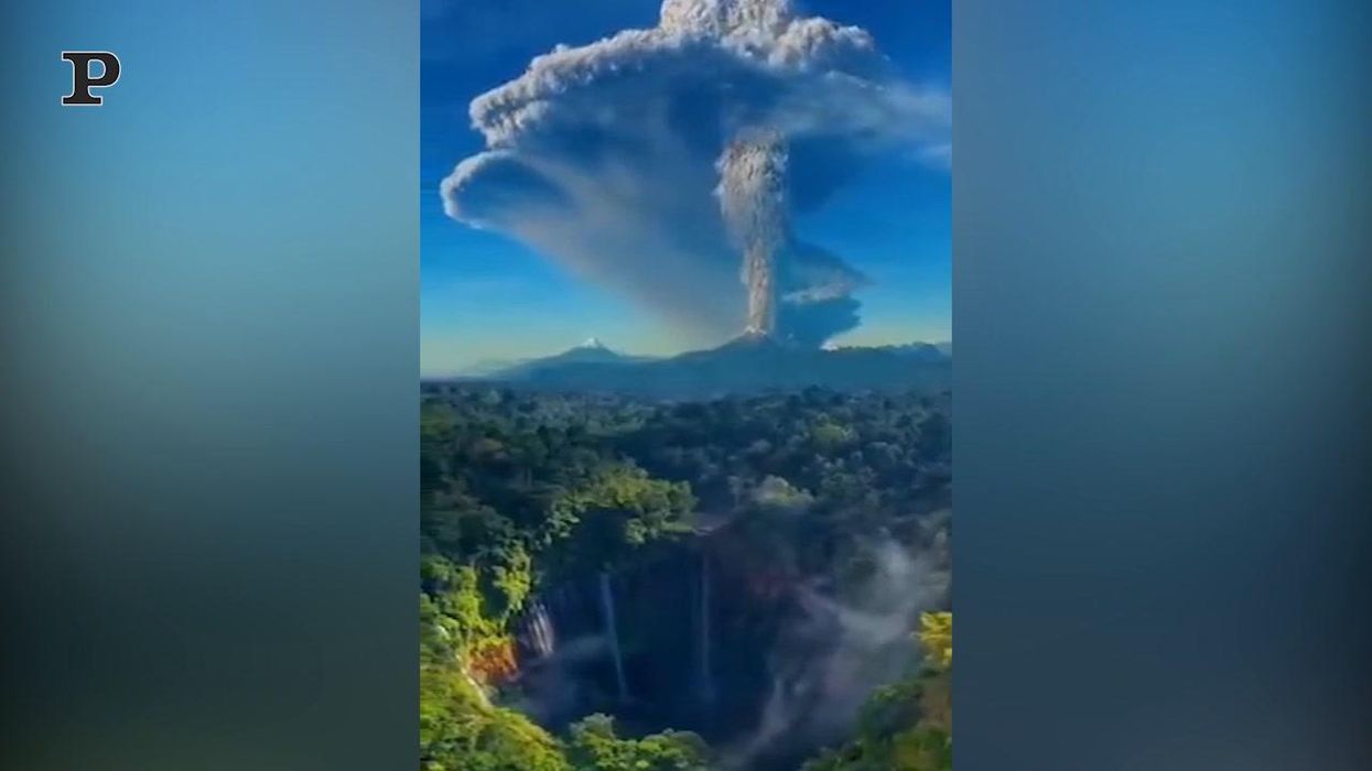 Indonesia, l'eruzione del vulcano Semeru vista dall'alto | Video