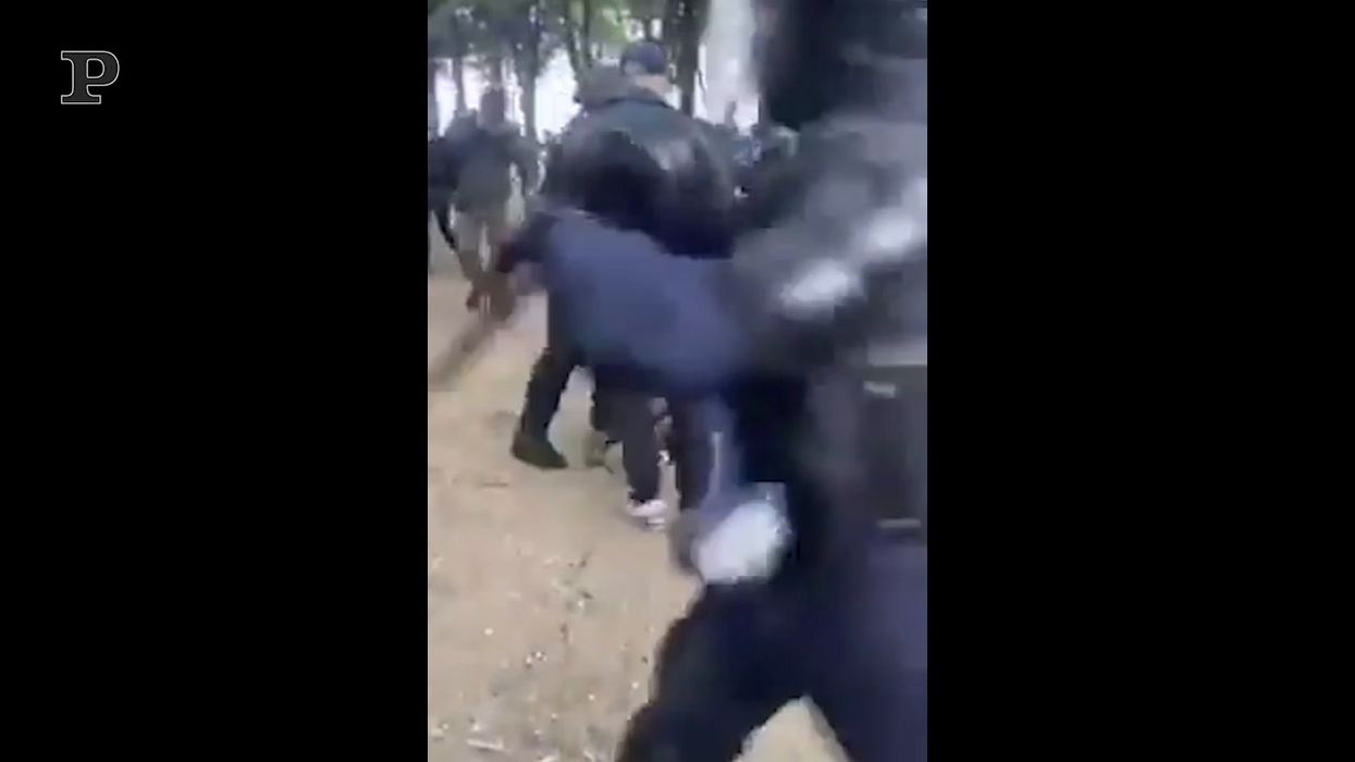 Parigi, violento arresto di un'infermiera in Francia