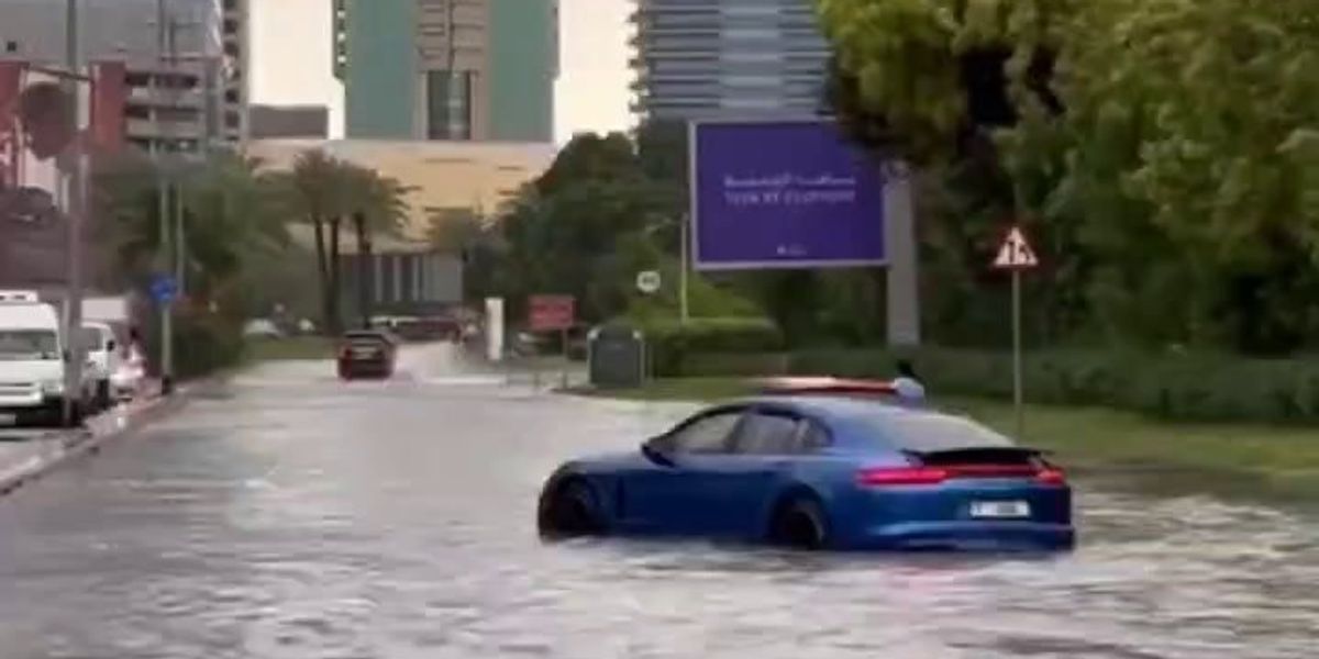 Forti piogge causano inondazioni a Dubai | video