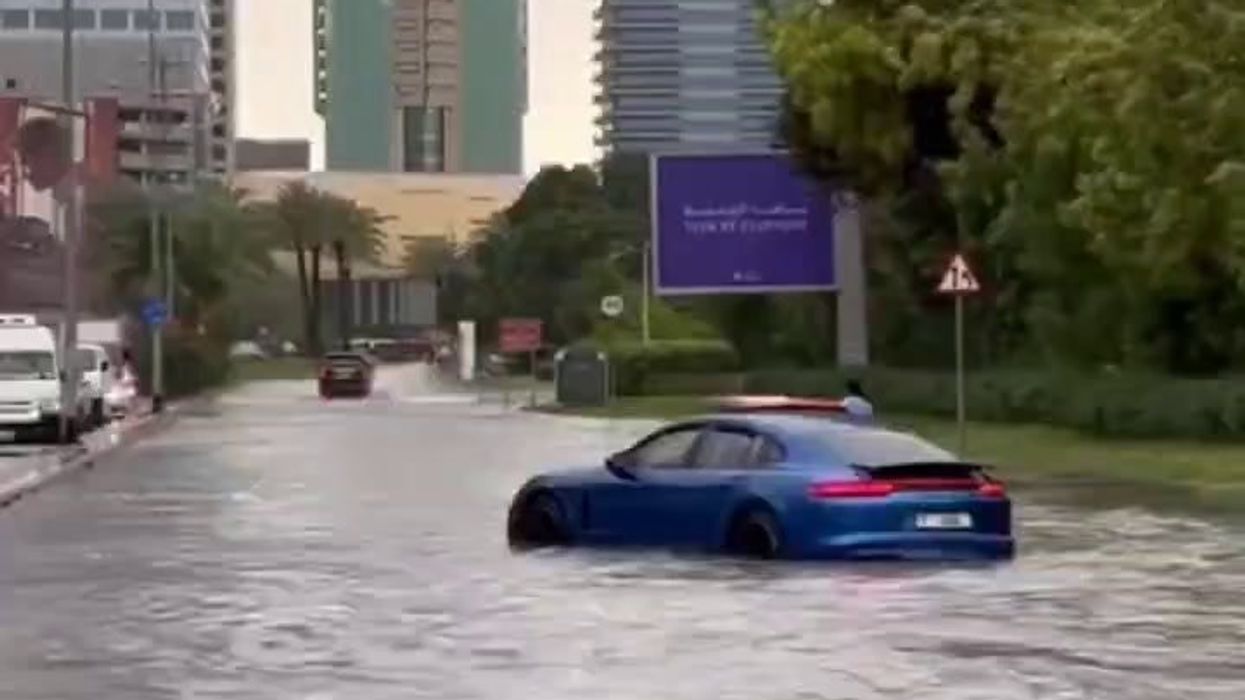 Forti piogge causano inondazioni a Dubai | video