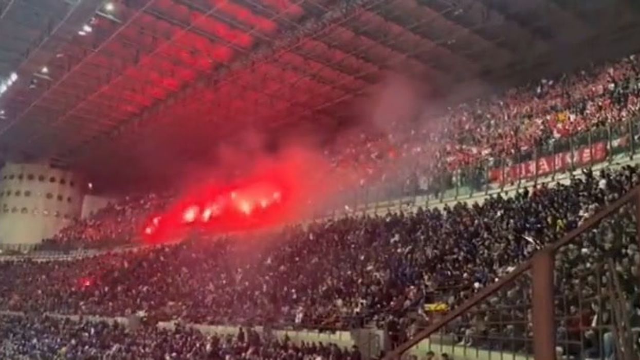 La vergogna degli ultras del Benfica: razzi e oggetti sui tifosi dell'Inter I video