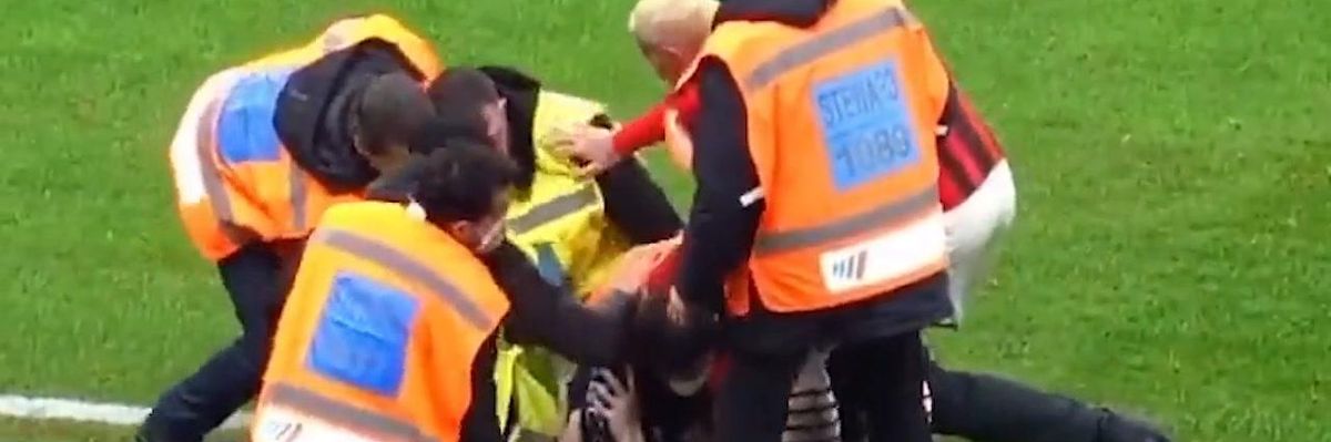 Inter-Milan: lo steward aggredisce un invasore di campo: pugni al ragazzo già immobilizzato | Video