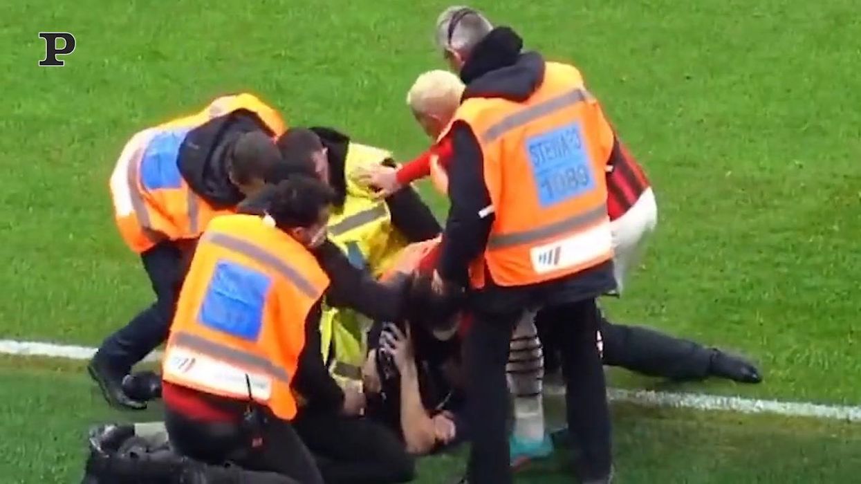 Inter-Milan: lo steward aggredisce un invasore di campo: pugni al ragazzo già immobilizzato | Video