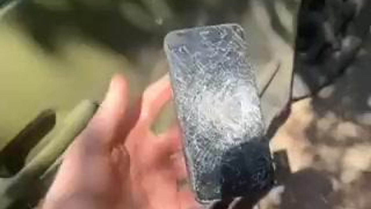 Ucraina, iPhone ferma proiettile e salva vita a soldato I video