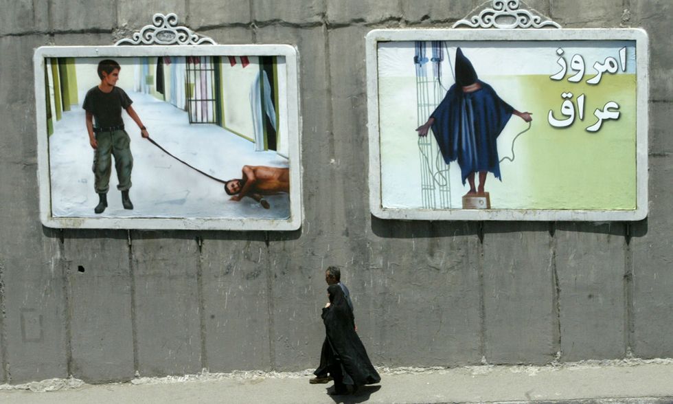 Iran, murales di torture