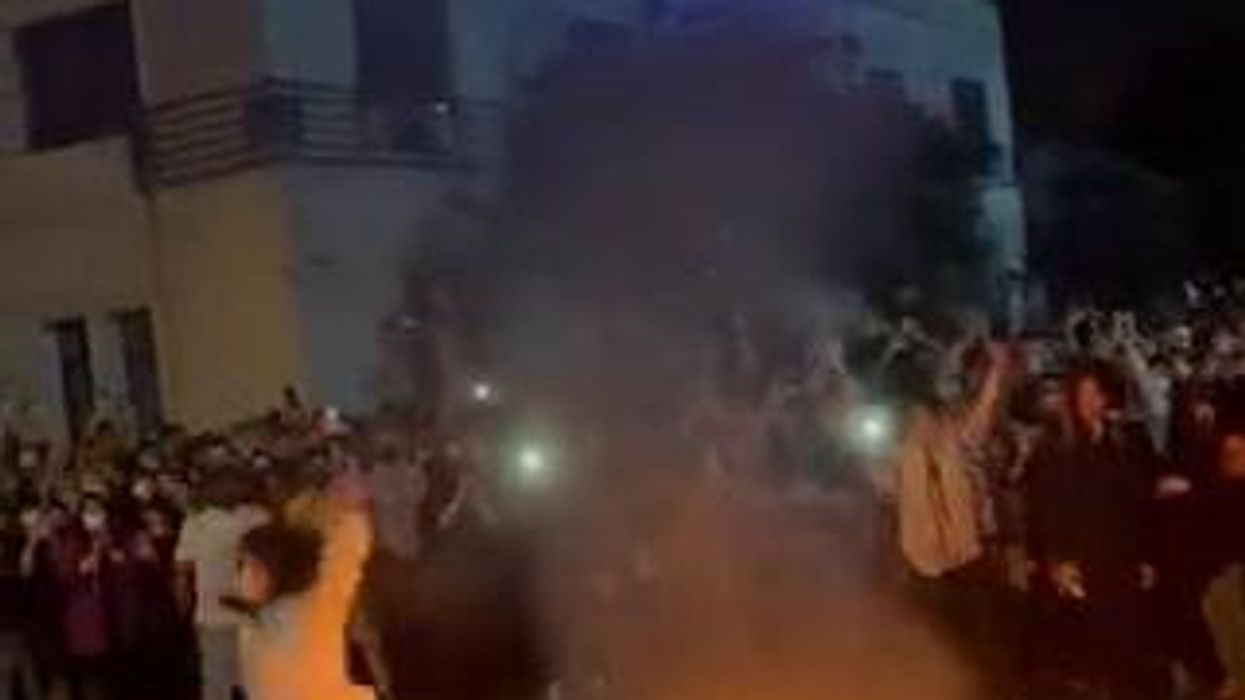 Iran, donne protestano bruciando il velo I video