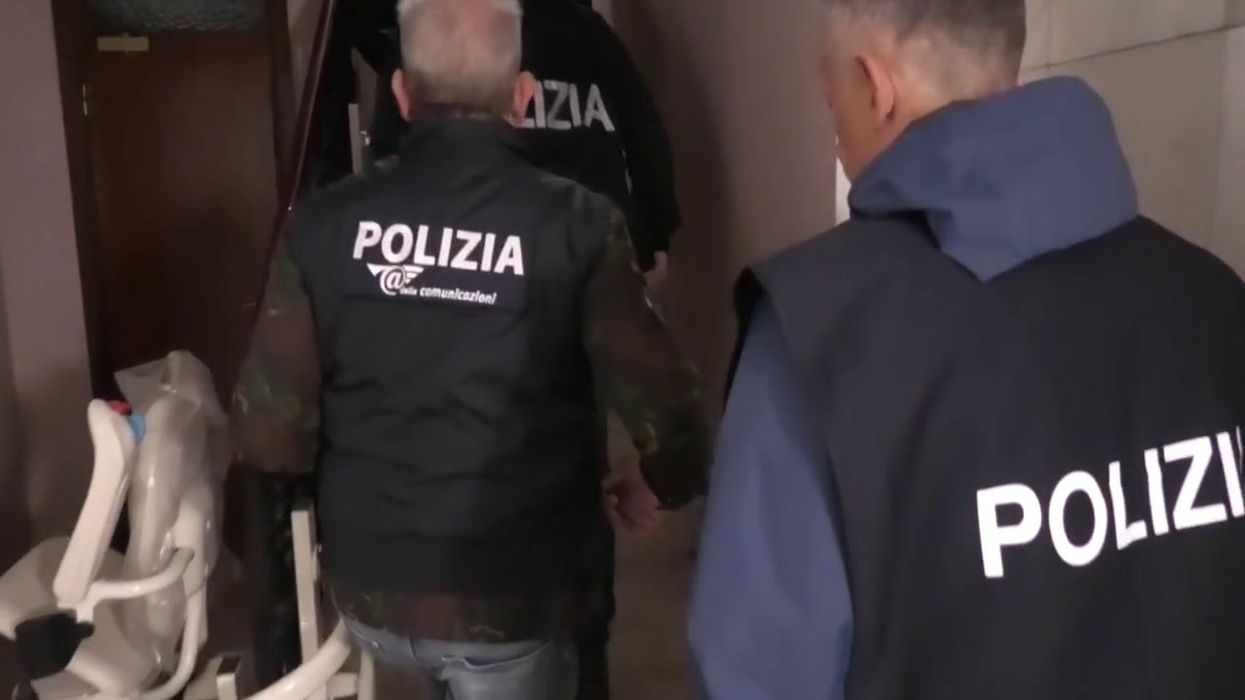 Milano, arrestati due uomini sospettati di appartenere all'Isis I video