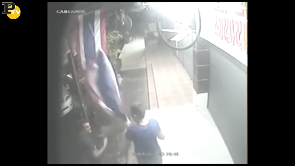 italiani strappano bandiera thailandia arrestati video