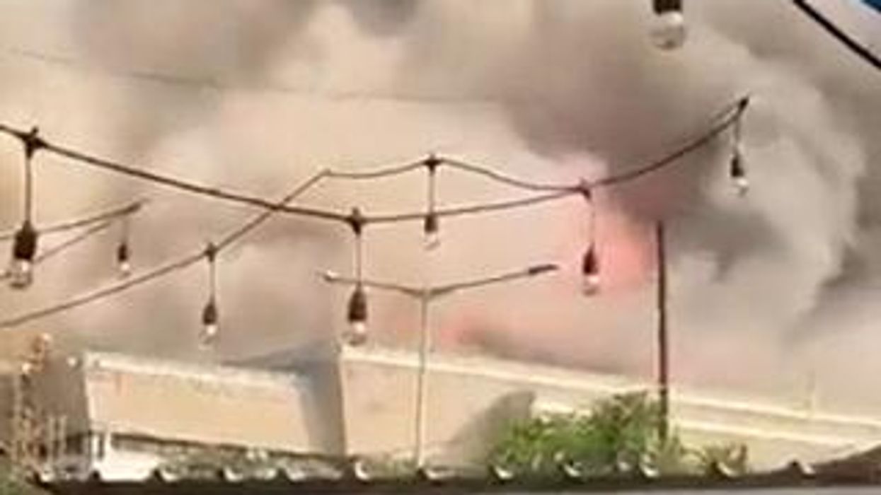 Jakarta, crolla la moschea dopo un incendio I video