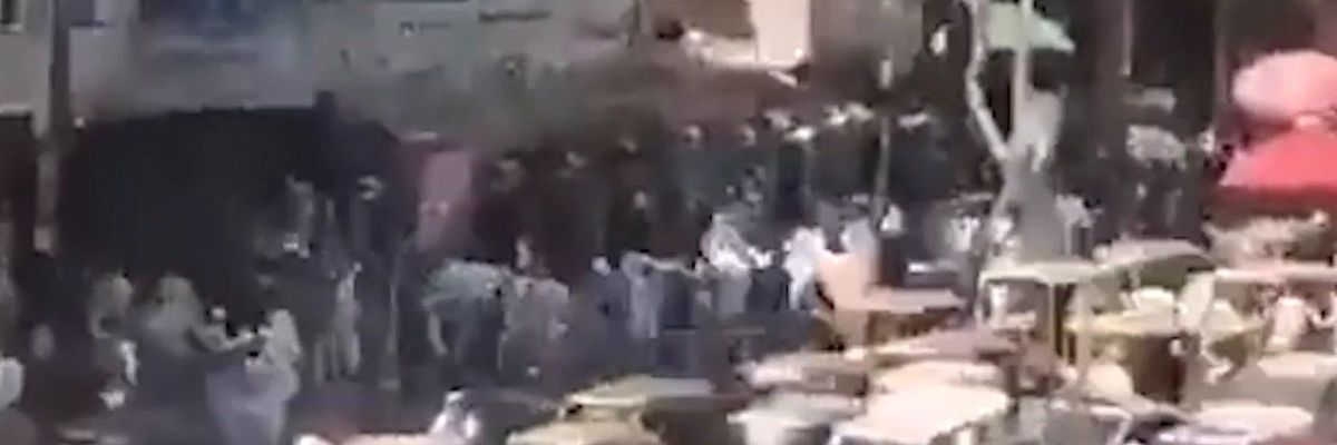 Jalalabad, Talebani sparano e uccidono manifestanti con la bandiera afghana | video