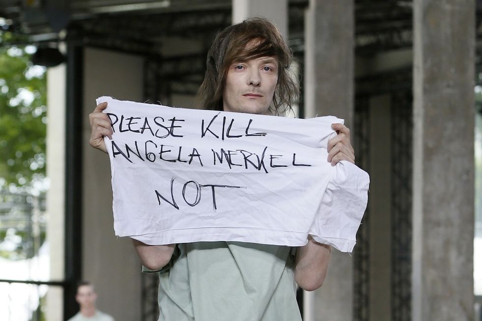 Lo stilista prende a pugni il modello che ha insultato Angela Merkel