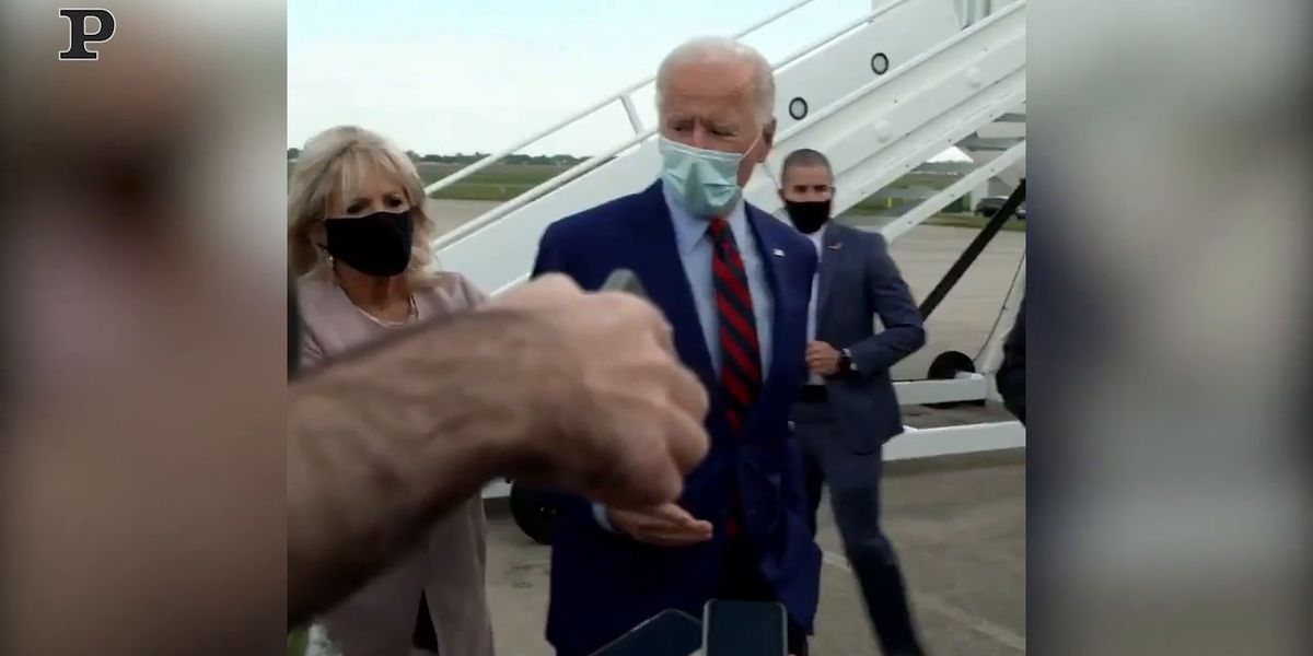 USA, Joe Biden troppo vicino ai giornalisti, la moglie lo allontana | video