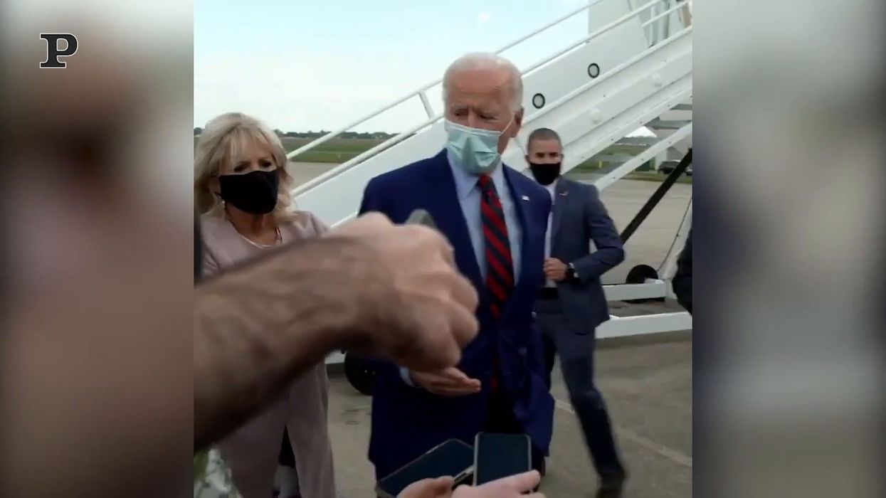 USA, Joe Biden troppo vicino ai giornalisti, la moglie lo allontana | video