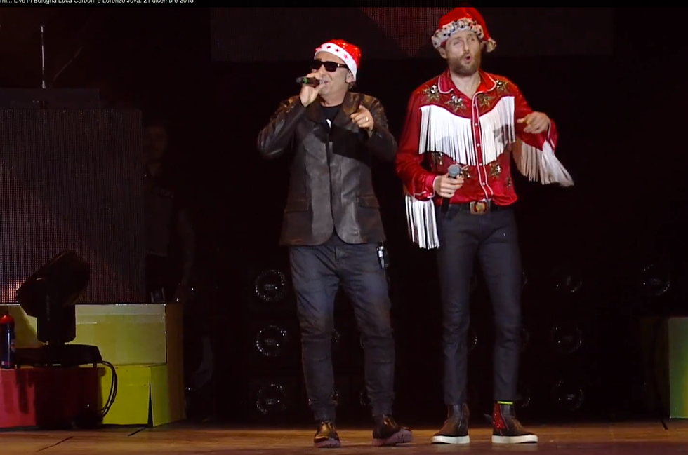 Jovanotti e Luca Carboni: "O è Natale tutti i giorni" live a Bologna - Video