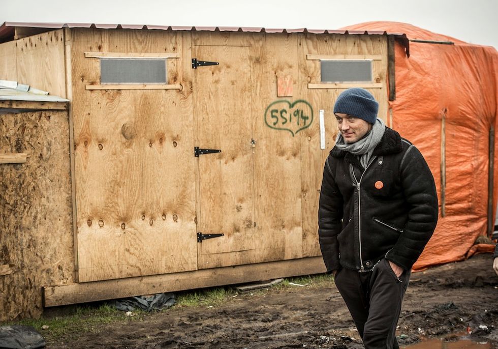Jude Law visita i migranti della "Giungla" di Calais