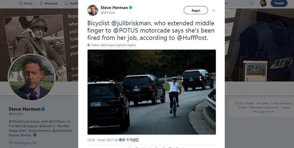 Juli Briskman ha perso il lavoro per aver mostrato il dito medio al Presidente Donald Trump
