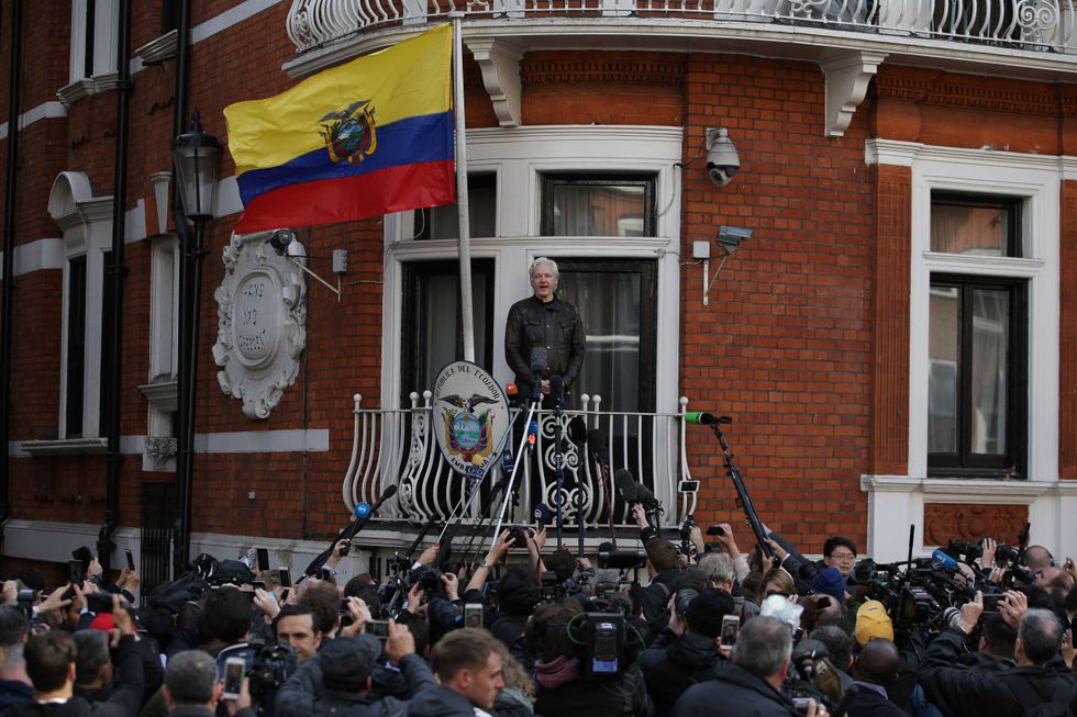Julian Assange nel maggio 2017, quando ancora aveva rapporti con la stampa e il resto del mondo tramite internet