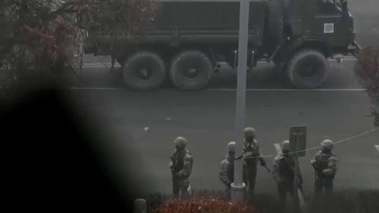 L'esercito spara contro i rivoltosi in Kazakhstan | video