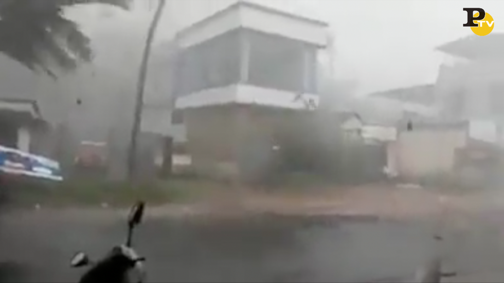 Kerala India video tempesta alluvione