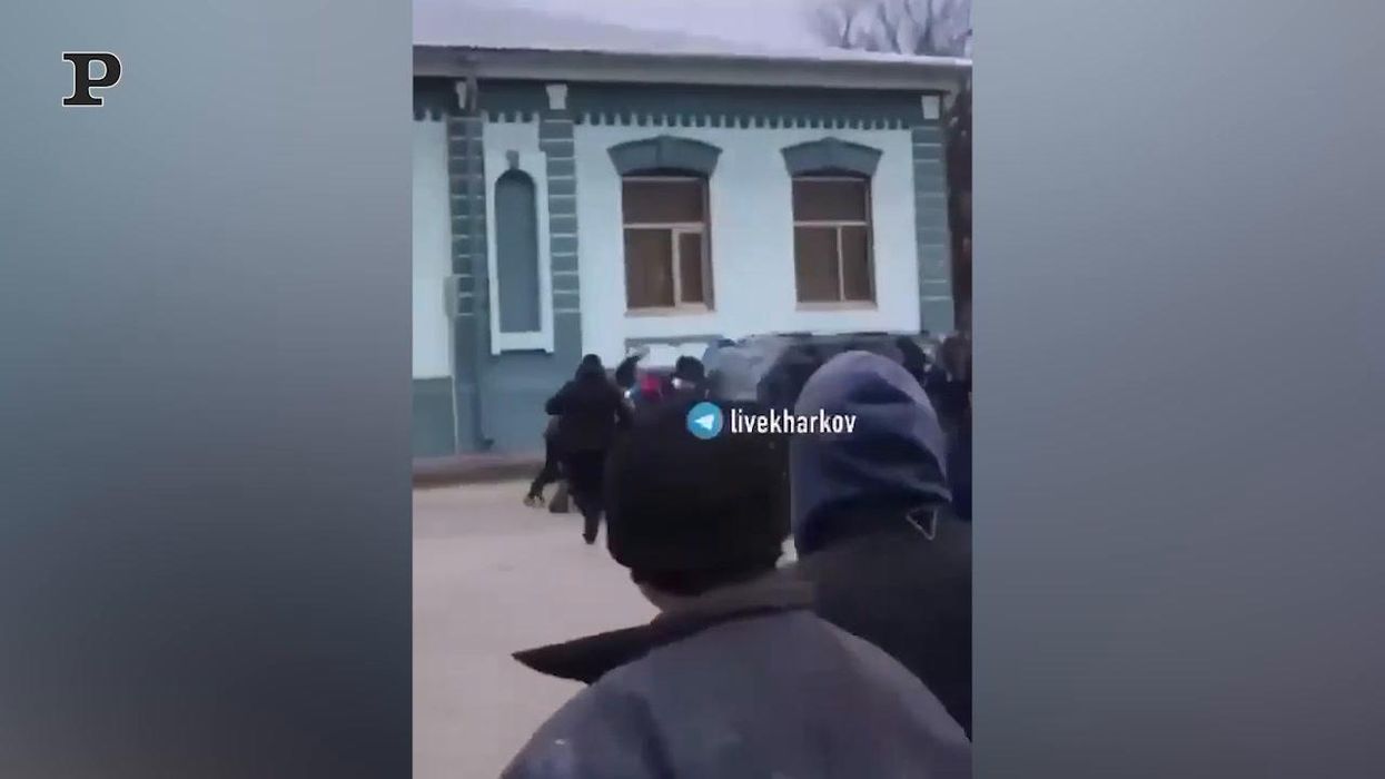 Cittadini ucraini provano ad assaltare un mezzo russo | Video