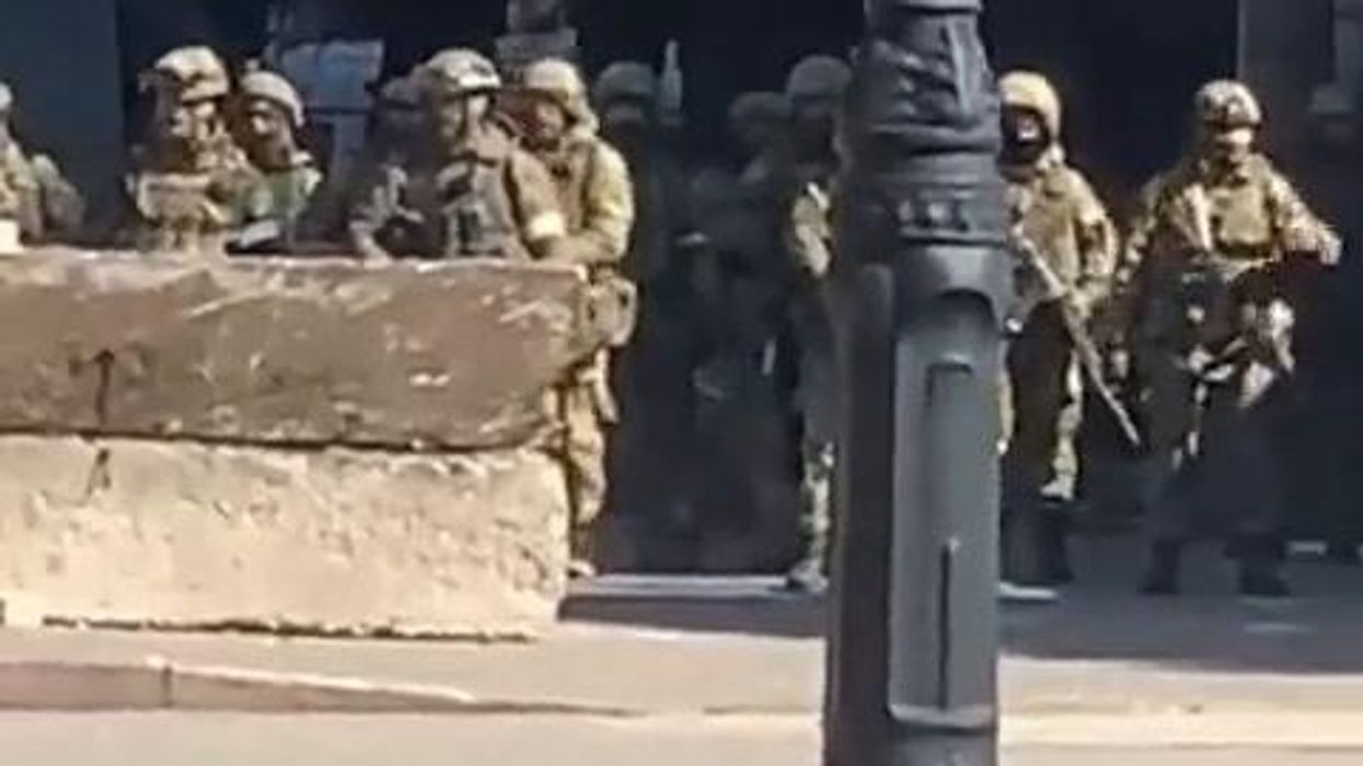 I cittadini di Kherson sfidano e sfilano davanti ai carri armati russi | video