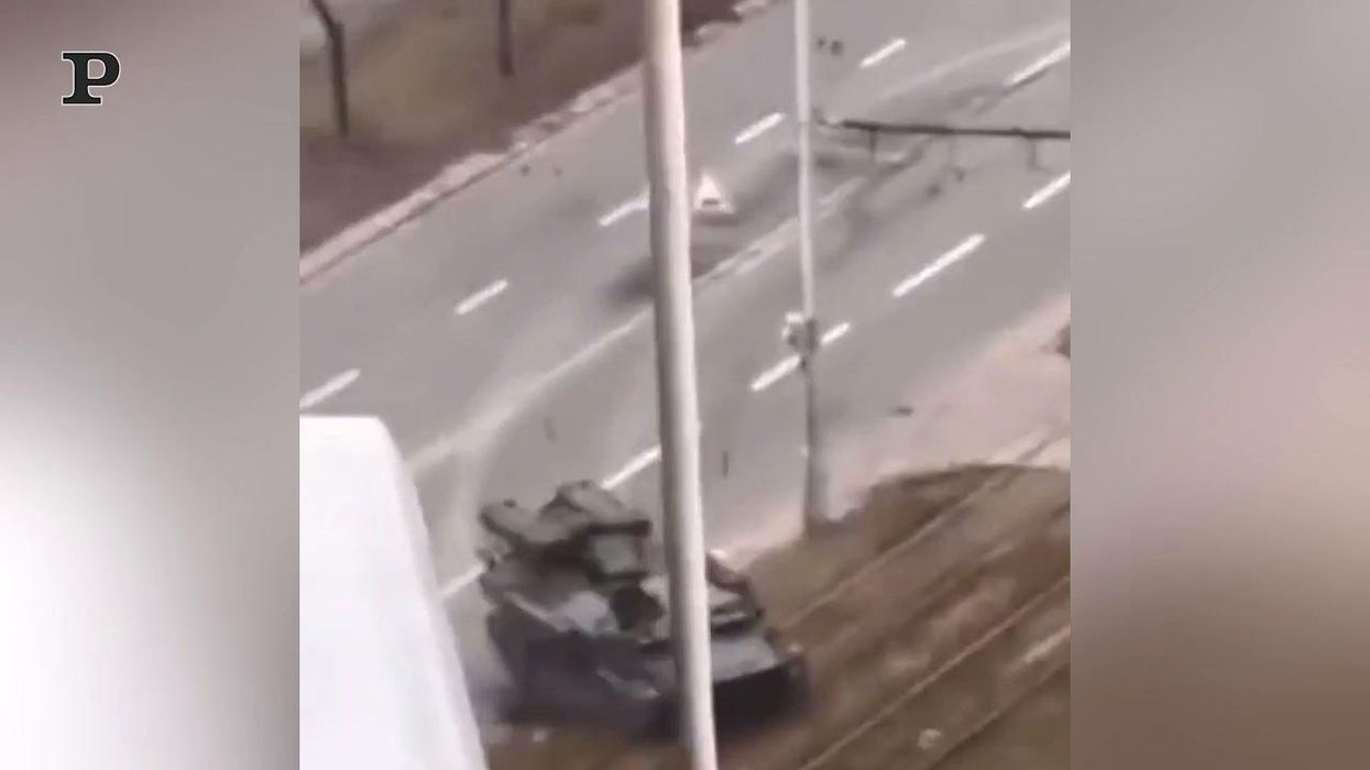 Kiev, carro armato russo schiaccia un'auto | Video