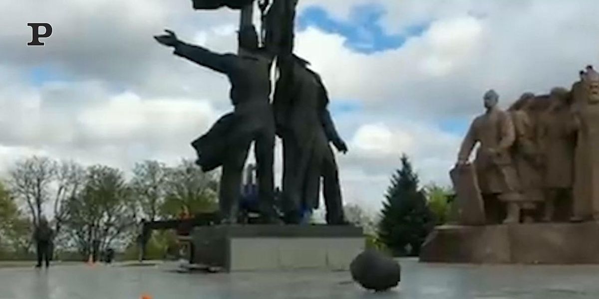 Kiev, decapitata la statua dell'amicizia dei popoli tra Ucraina e Russia | Video