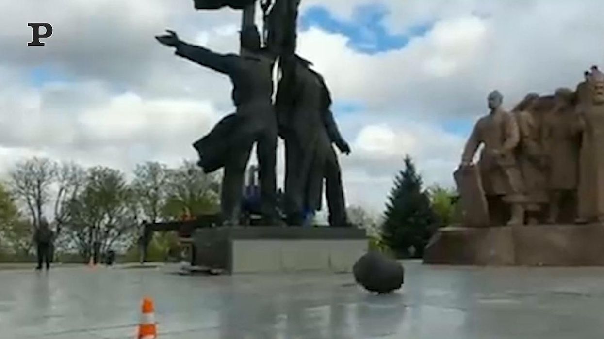 Kiev, decapitata la statua dell'amicizia dei popoli tra Ucraina e Russia | Video