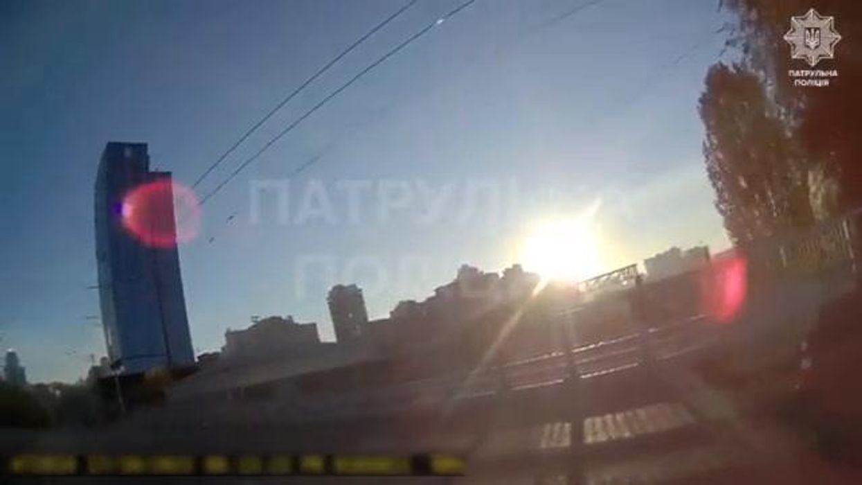 Kiev, polizia abbatte un drone suicida prima che esploda I video