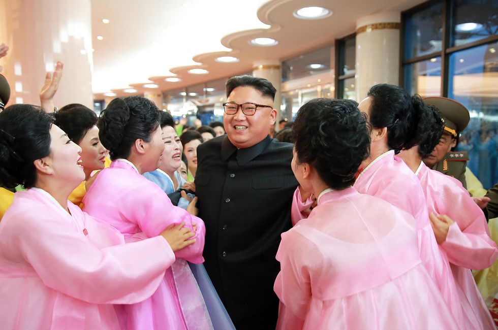 Kim Jong-un e le mogli degli ufficiali dell'esercito