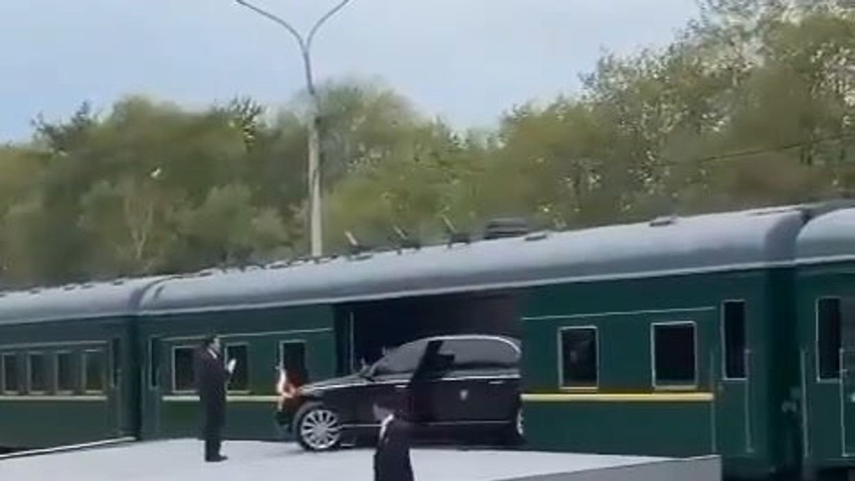 La limousine di Kim Jong-un parcheggiata nel treno blindato| video
