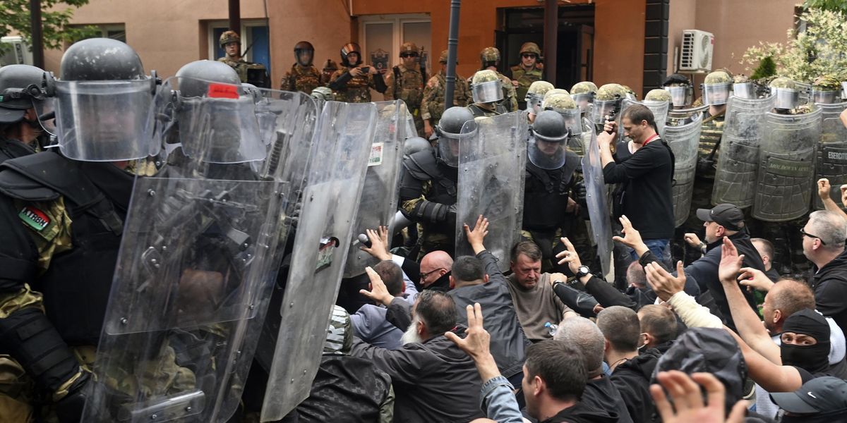 Kosovo, scontri manifestanti serbi. Feriti 11 militari italiani