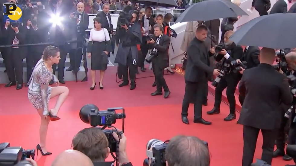 Kristen Stewart toglie scarpe red carpet Cannes