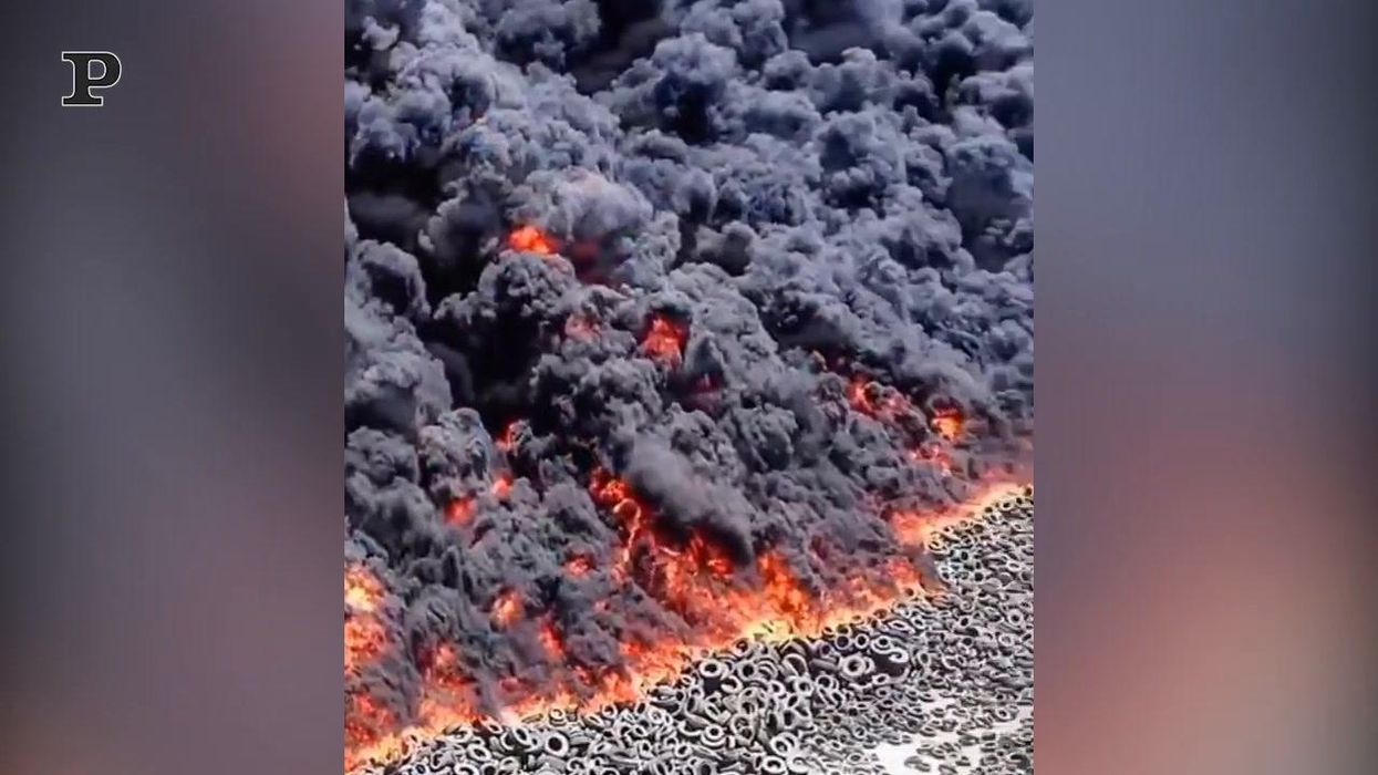 Kuwait, brucia il cimitero di pneumatici più grande del mondo | video