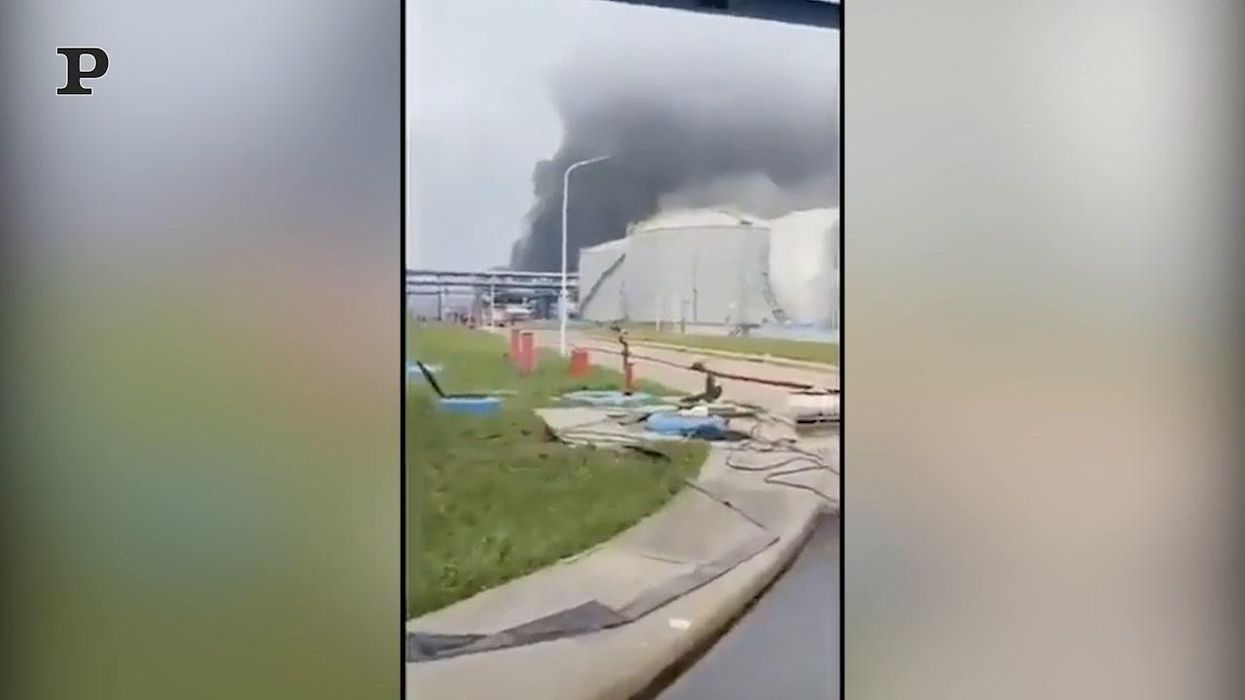 Kuwait: maxi-incendio in una raffineria di petrolio | video