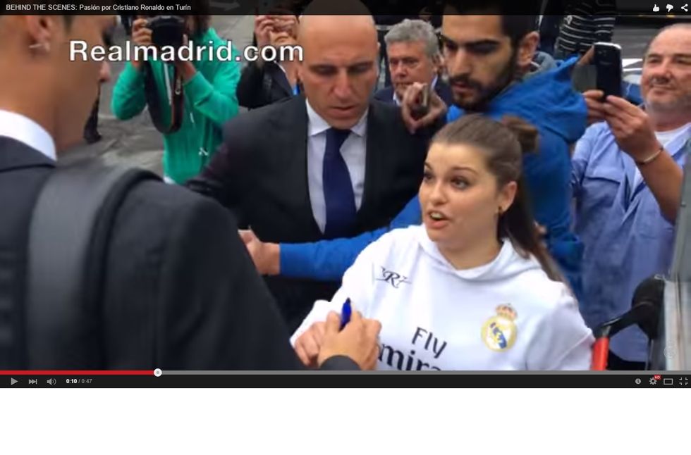 Ronaldo mania: la ragazza che abbraccia Cristiano e scoppia in lacrime