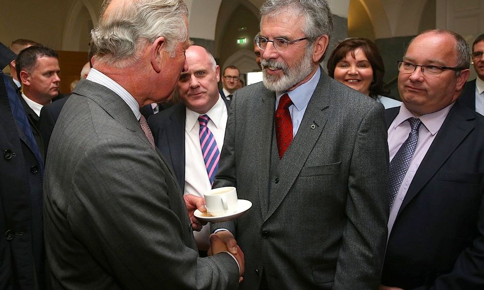 Carlo d'Inghilterra e Gerry Adams: storica stretta di mano in Irlanda