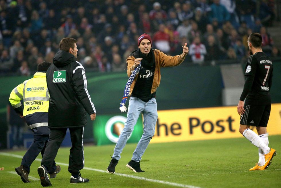 Folle Bundesliga, un tifoso aggredisce Ribery - Video