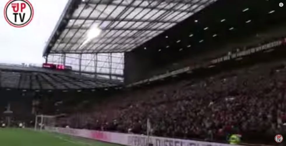 I tifosi del Manchester United cantano per Rio Ferdinand